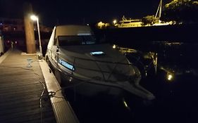 Séjour insolite sur un yacht. Bateau Hôtel à quai.