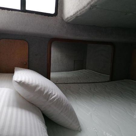 Séjour insolite sur un yacht. Bateau Hôtel à quai. La Rochelle  Extérieur photo