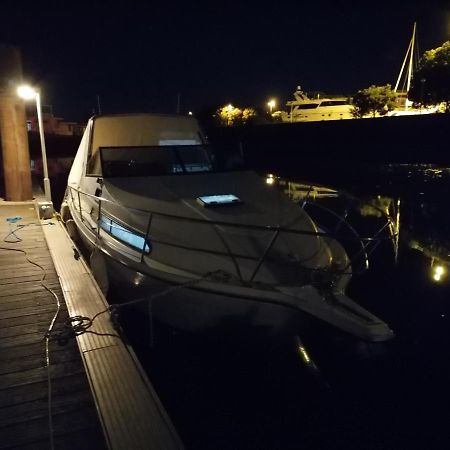 Séjour insolite sur un yacht. Bateau Hôtel à quai. La Rochelle  Extérieur photo