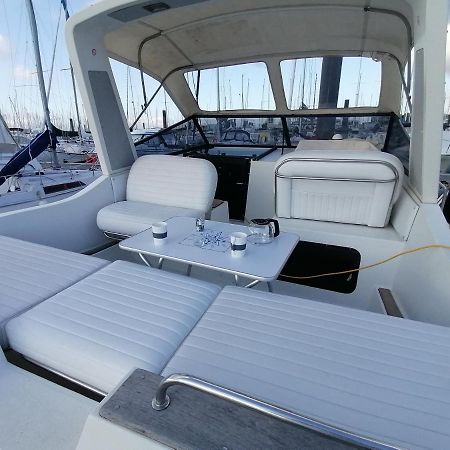 Séjour insolite sur un yacht. Bateau Hôtel à quai. La Rochelle  Extérieur photo