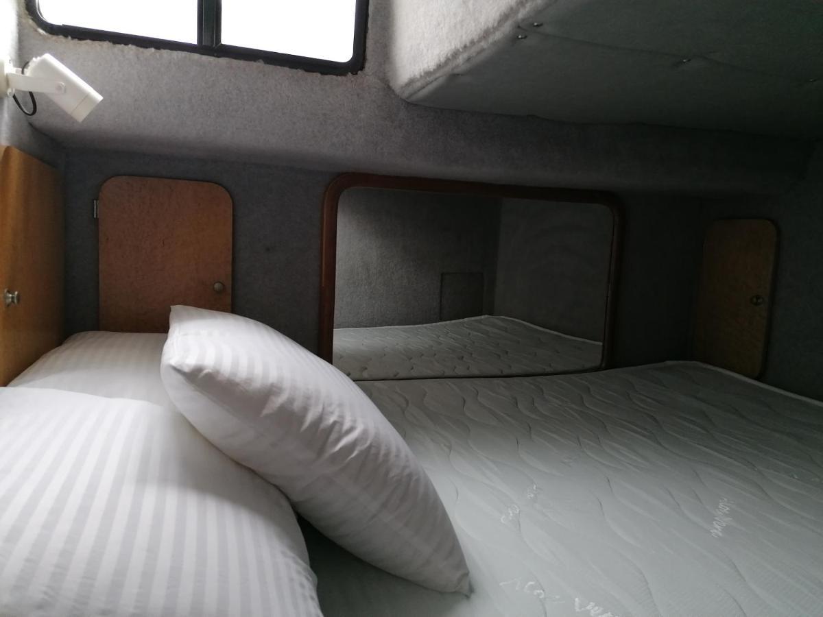Séjour insolite sur un yacht. Bateau Hôtel à quai. La Rochelle  Extérieur photo