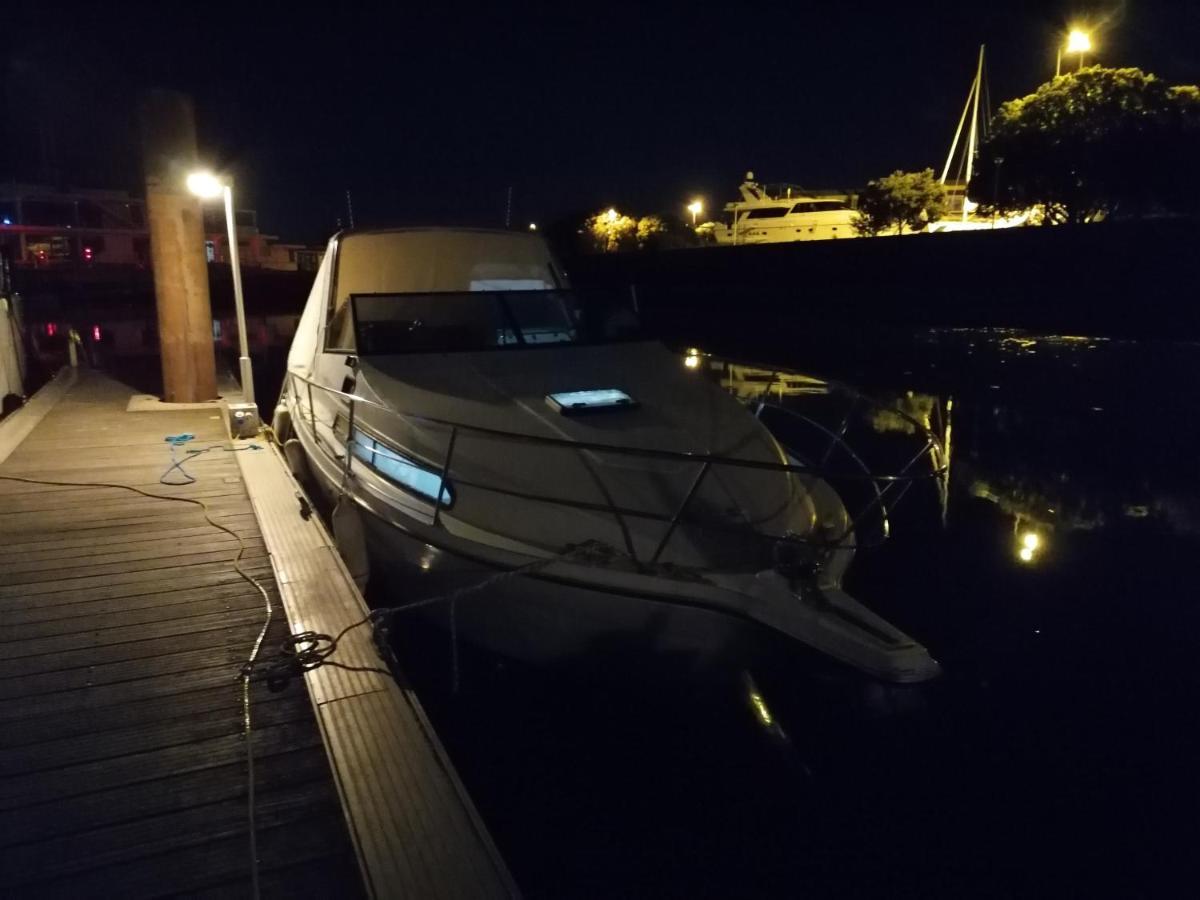 Séjour insolite sur un yacht. Bateau Hôtel à quai. La Rochelle  Extérieur photo