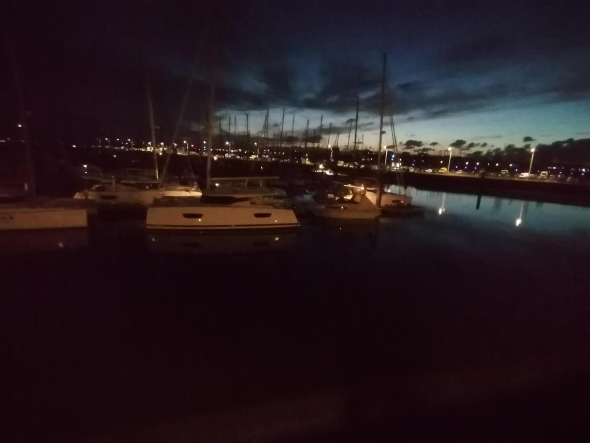 Séjour insolite sur un yacht. Bateau Hôtel à quai. La Rochelle  Extérieur photo