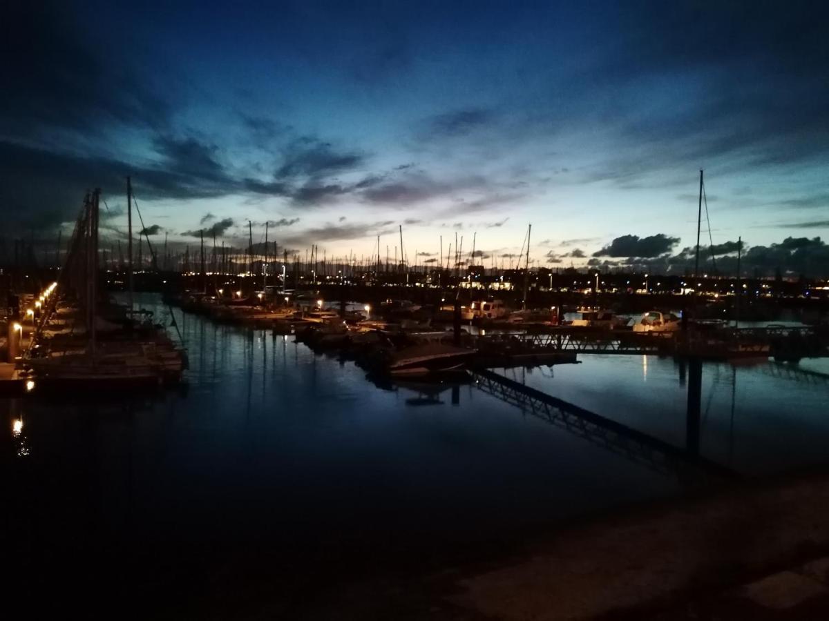 Séjour insolite sur un yacht. Bateau Hôtel à quai. La Rochelle  Extérieur photo