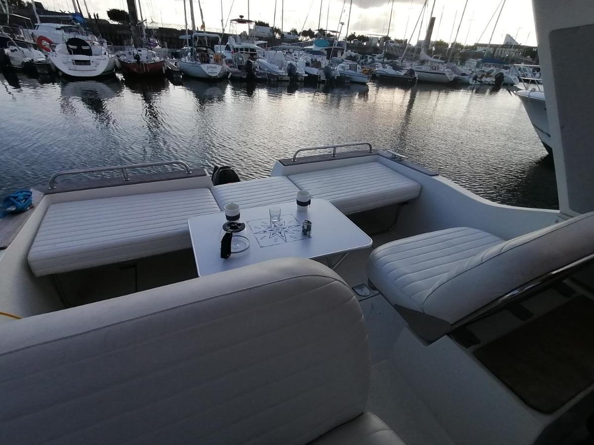 Séjour insolite sur un yacht. Bateau Hôtel à quai. La Rochelle  Extérieur photo
